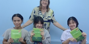 Sorn_Ujeen_Usol_holding_NT.Sept.2023